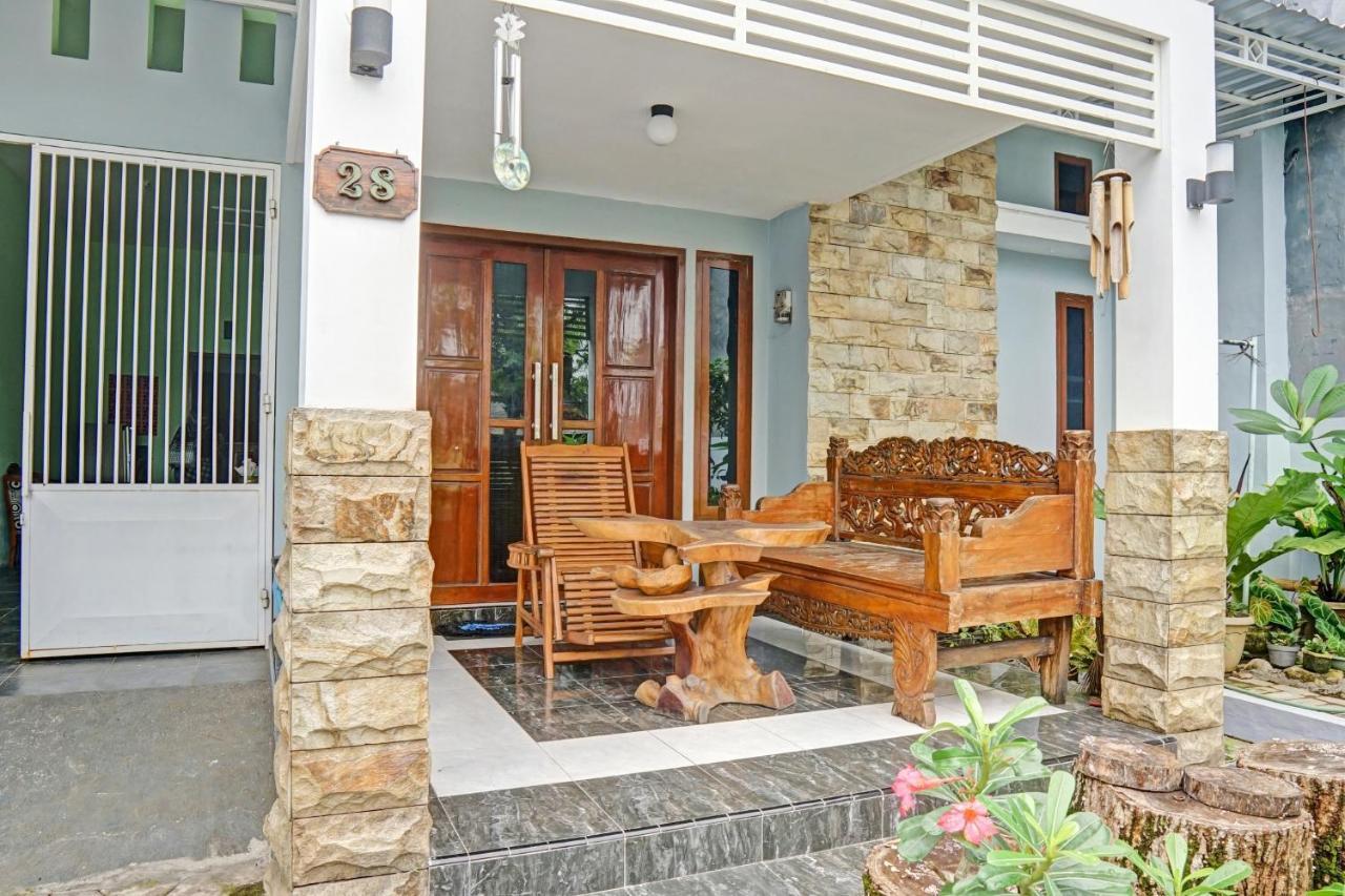 Oyo 90729 Sekar Guest House Jembel Exterior foto