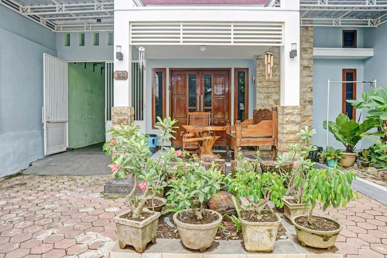 Oyo 90729 Sekar Guest House Jembel Exterior foto