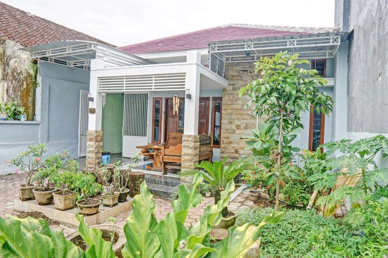 Oyo 90729 Sekar Guest House Jembel Exterior foto