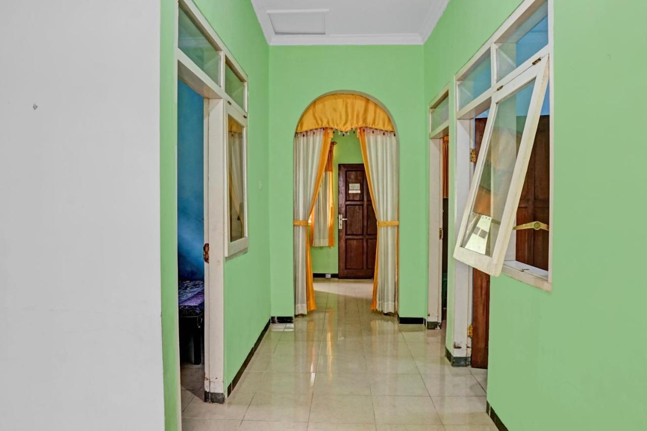 Oyo 90729 Sekar Guest House Jembel Exterior foto
