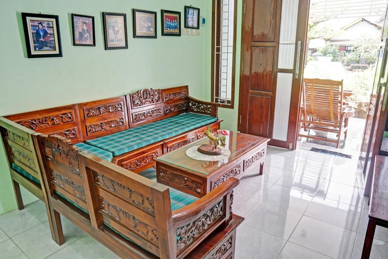 Oyo 90729 Sekar Guest House Jembel Exterior foto
